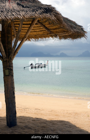 Parasol et bateau longtail sur Ko Hai island, Thaïlande, Asie du Sud-Est Banque D'Images