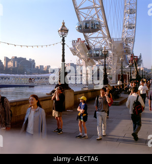 Les touristes de marcher sous l'Oeil de Londres sur la rive sud le long de la Tamise en été London Angleterre UK KATHY DEWITT Banque D'Images