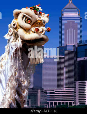 Hong Kong tradional danse du lion & Central Plaza (composite) Banque D'Images