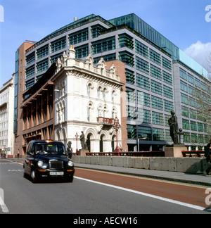 Black taxi voyagez le long de HOLBORN VIADUCT London England UK Banque D'Images