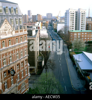 Vue vers le nord depuis une télévision à l'égard de Barbican Golden Lane Estate avec Cripplegate Bibliothèque sur la gauche, Londres, Angleterre Banque D'Images