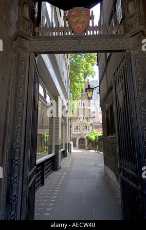 Passage à l'église du prieuré de St Barthélemy le Grand en West Smithfield Ville de London UK Banque D'Images