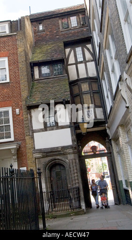 Passage à l'église du prieuré de St Barthélemy le Grand en West Smithfield Ville de London UK Banque D'Images