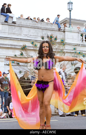 Costume de couleur vive sur le danseur au cours de Gay Pride Parade 2005 Brighton UK Banque D'Images