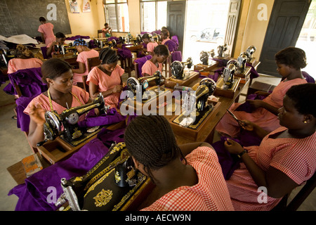 Les jeunes femmes à l'aide de machines à coudre en Afrique Ghana Centre de formation professionnelle Banque D'Images