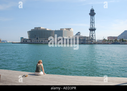 World Trade Center Barcelone Espagne avec dame solitaire en premier plan Banque D'Images