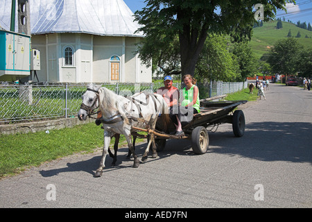 Les agriculteurs voyageant en chariot à cheval, Moldovita, Bucovine, Moldavie, Roumanie Banque D'Images