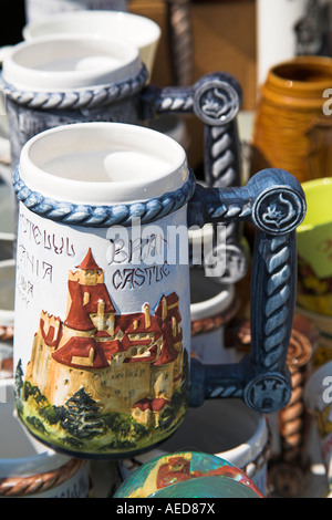 Le Château de Bran tasse à café en poterie à vendre à l'extérieur de cadeaux, le château de Bran, Bran, près de Brasov, en Transylvanie, Roumanie Banque D'Images