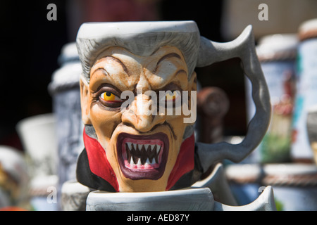 Tasse à café en poterie de Dracula à vendre en dehors de cadeaux, le château de Bran, Bran, près de Brasov, en Transylvanie, Roumanie Banque D'Images