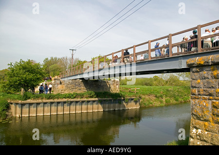 Les marcheurs crossing nouvelle passerelle et piste cyclable sur la rivière Stour à Dorset Banque D'Images