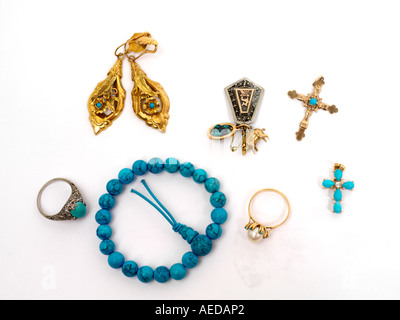 Boucles d'oreilles Bagues Bijoux Turquoise Bracelet et Croix Turquoise est une pierre de guérison maître qui favorise la spontanéité dans la romance Banque D'Images