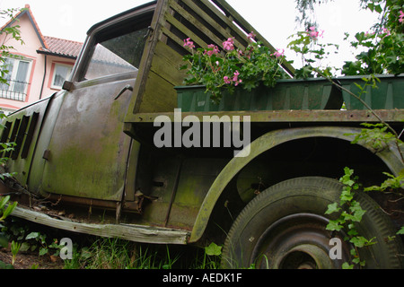 Low angle shot du côté gauche d'un vieux camion Citroën près d'un hôtel aux Pays-Bas Banque D'Images