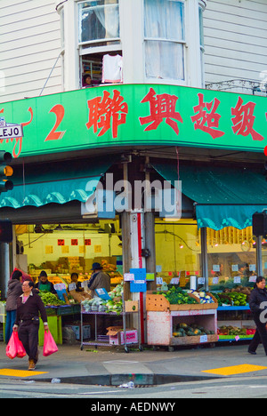 Les affiches de magasins orientaux dans Chinatown San Francisco California USA Banque D'Images