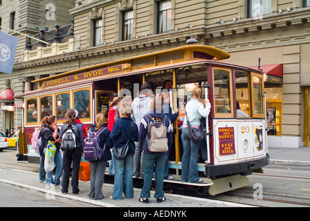 Les touristes à bord d'escalade streetcar dans San Francisco CA USA Banque D'Images