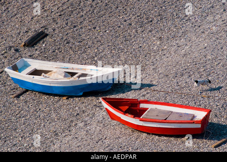 Bleu et rouge vif sur une plage bateaux Banque D'Images