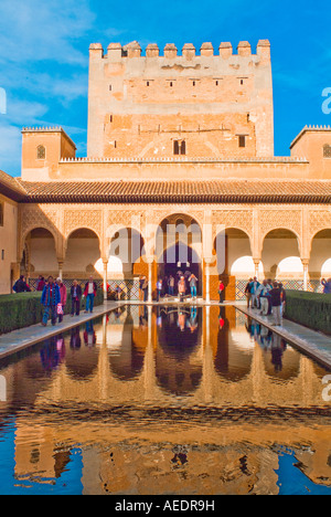 Les touristes visitant le Patio de los Arrayanes avec le bâtiment fa ade reflète dans la piscine à l'Alhambra Grenade Espagne Banque D'Images