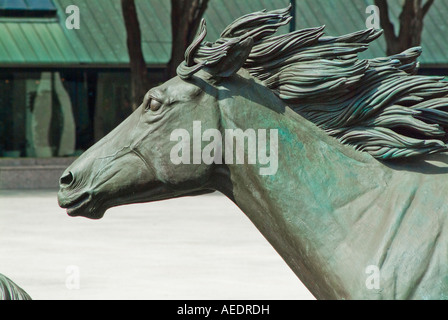 Cheval en bronze des statues à Williams Square à Irving au Texas Banque D'Images