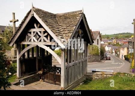 UK Shropshire Oisans St Georges et de la rue de l'Église église lychgate Banque D'Images