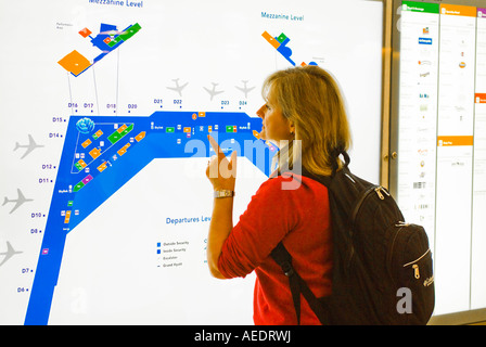 L'affichage du terminal aérien féminin attrayant site Banque D'Images