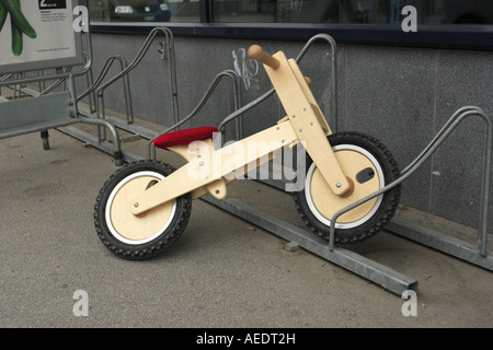 Vélo en bois porte vélo à St Moritz Suisse Banque D'Images