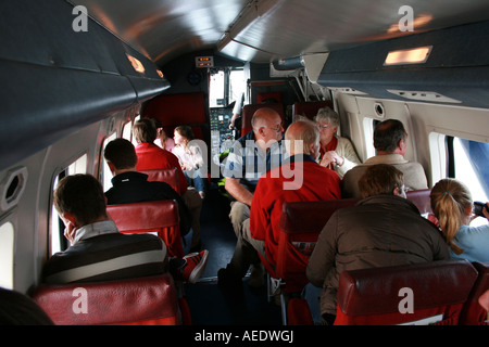Vue de l'intérieur hélicoptère de passagers décollant de l'aéroport de St Ives Banque D'Images