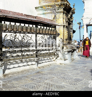 Moine pèlerin Temple de Swayambhunath Kathmandou Népal Asie Banque D'Images