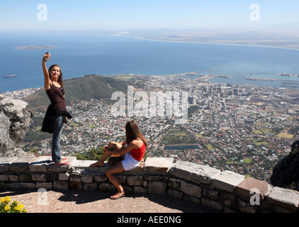 Jeune femme tenant un touriste de l'selfies haut de Table Mountain, Cape Town Banque D'Images