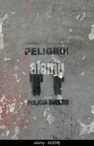 Le Graffiti d'un policier sur un mur au centre-ville de Santiago, au Chili. Banque D'Images