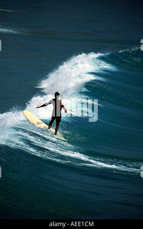 Jeune homme surf à Biarritz, France Banque D'Images