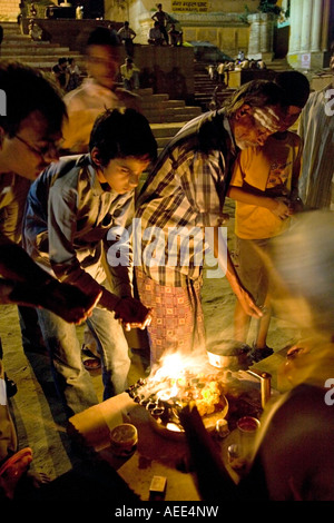 Feu sacré. Ganga Aarti cérémonie nocturne. Assi Ghat. Gange. Varanasi. L'Inde Banque D'Images
