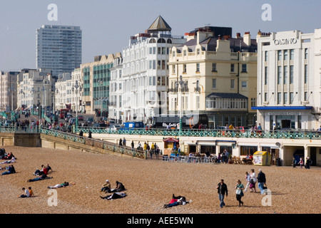 Une foule animée et la plage de Brighton et du front de mer sur un temps chaud jour d'avril Banque D'Images