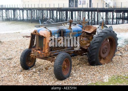 Tracteur rouillé abandonné utilisé pour déplacer des bateaux sur la plage de Littlehampton West Sussex Banque D'Images
