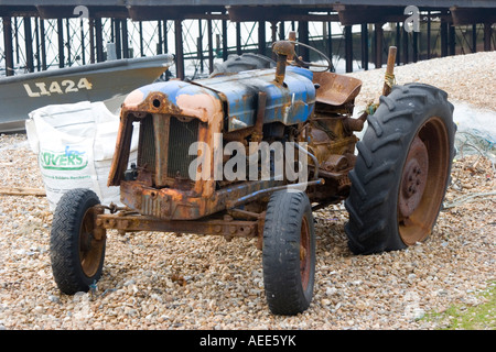 Tracteur rouillé abandonné utilisé pour déplacer des bateaux sur la plage de Littlehampton West Sussex Banque D'Images