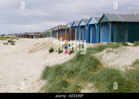 Cabines de plage dans la région de West Wittering Banque D'Images