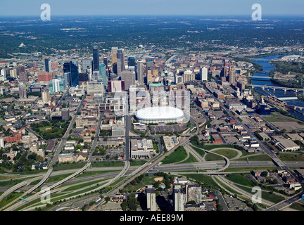 Au-dessus de l'antenne Minneapolis, MN depuis le sud vers le centre-ville de Metrodome et avec le fleuve Mississippi sur la droite Banque D'Images