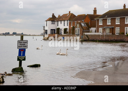 Panneaux indiquant la présence de l'inondation de la route chaque marée haute en Bosham Harbour West Sussex Banque D'Images