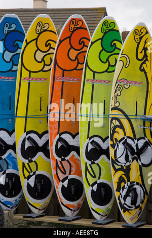 Planches de surf la queue à la boutique de location de surf Banque D'Images