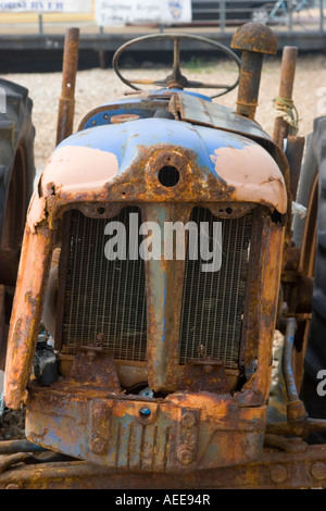 Tracteur rouillé abandonné utilisé pour déplacer des bateaux sur la plage de Littlehampton West Sussex Banque D'Images