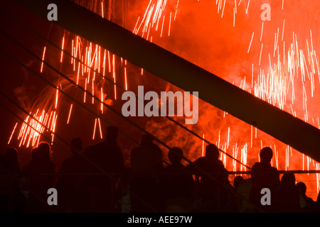 Les gens qui se profile par pile de bois de feu d'artifice lors d'Aste Nagusia fiesta pont Zubizuri Bilbao Pays Basque Espagne Banque D'Images