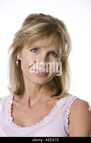 Un portrait d'une femme de 40 ans portant un haut rose. Banque D'Images