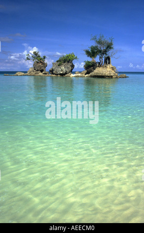 Petites îles au large de la plage spectaculaire de l'île de Boracay aux Philippines Banque D'Images