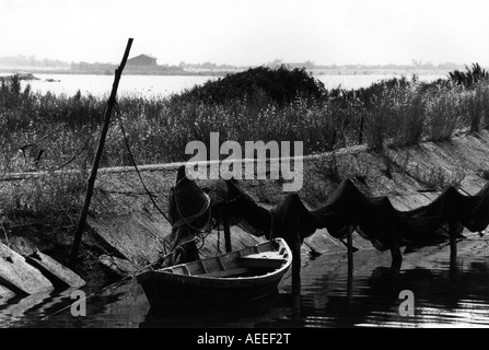 Filets de pêche sur le Canal du Midi Bouches du Rhône salon Camargue France vintage de 1976 shot monochrome Banque D'Images