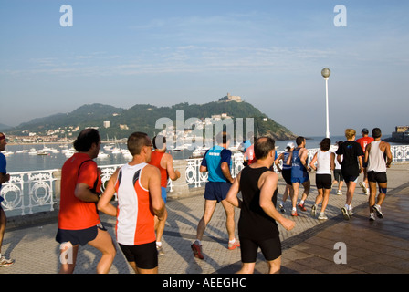 Grand groupe de joggeurs courir le matin le long de la Playa de La Concha, San Sebastian, Espagne Banque D'Images