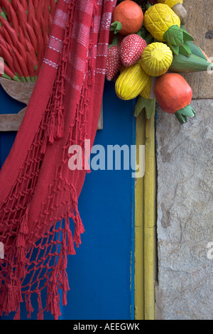 Brésil touristique colorés articles à vendre à Ouro Preto village. Site du patrimoine mondial de l'Unesco Banque D'Images