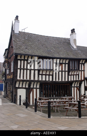 Old Queen s Head Pub Sheffield construit 15e 16e siècles comme une maison Banque D'Images