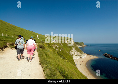 Les gens qui marchent le long des falaises, la Côte Jurassique de Lulworth, Dorset, England UK Banque D'Images