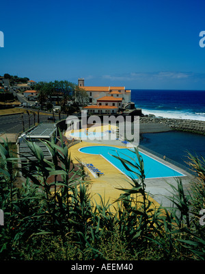 Port, piscine publique et l'église Senhor Bom Jesus à Ponta Delgada, Madère, Portugal, Europe. Photo par Willy Matheisl Banque D'Images
