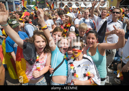 Encourager les adolescents allemands dans la bonne humeur à une coupe du monde de football, événement public à Dortmund Banque D'Images