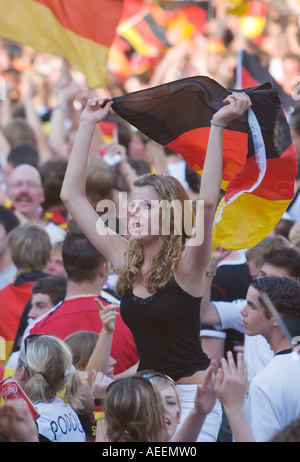 Les fans de football allemand de bonne humeur durant le match de coupe du monde l'Allemagne contre la Suède (2:0) à un événement public à Dortmund Banque D'Images