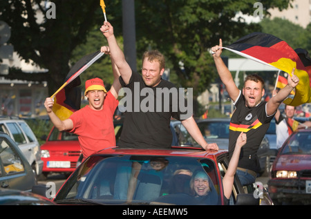 Les fans de football allemand se réjouissent de un cortège à travers la ville de Dortmund après le match de coupe du monde l'Allemagne contre la Suède (2:0) Banque D'Images